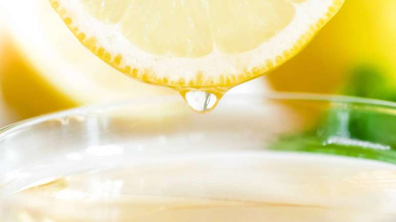 De forma geral, o consumo de lim&atilde;o em jejum re&uacute;ne alguns poss&iacute;veis efeitos positivos. Por&eacute;m, muitas das promessas difundidas s&atilde;o exageradas ou carecem de comprova&ccedil;&atilde;o &ndash; depositphotos.com / Kryzhov