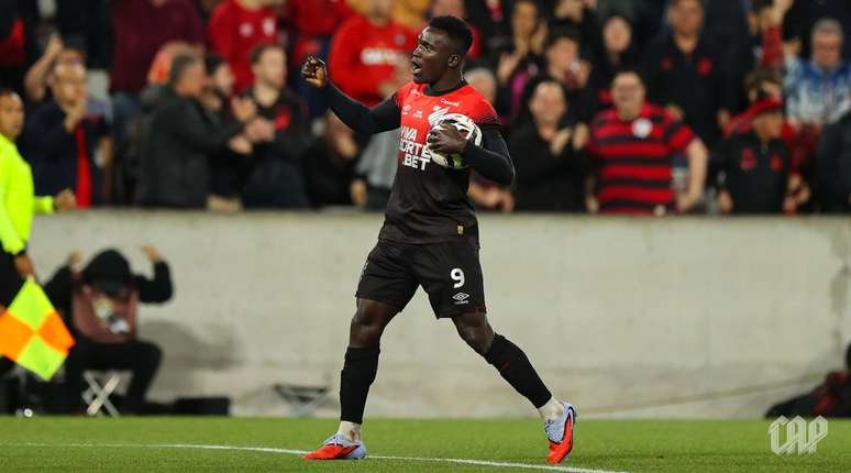 Viveros pelo Athletico 