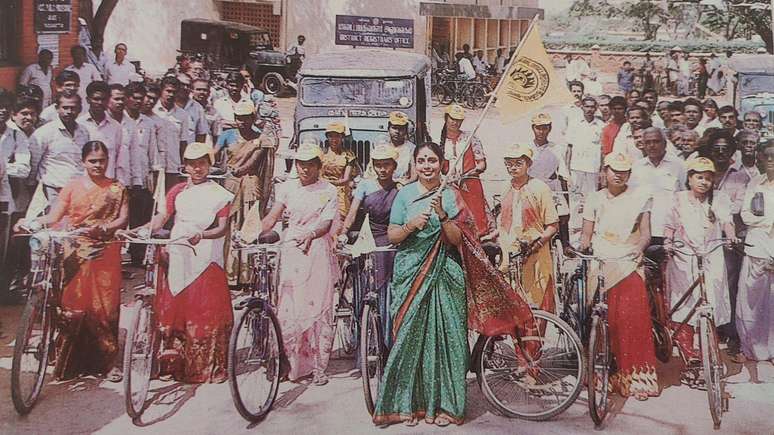 A coletora do distrito, Sheela Rani Chunkath, recebe algumas das novas ciclistas do programa
