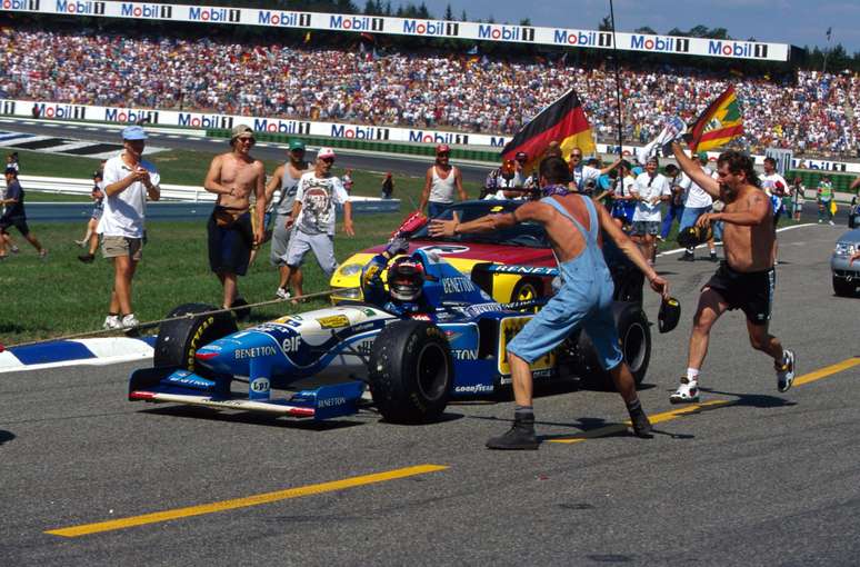 Michael Schumacher com a Benetton B195 ap&oacute;s vencer o GP da Alemanha 