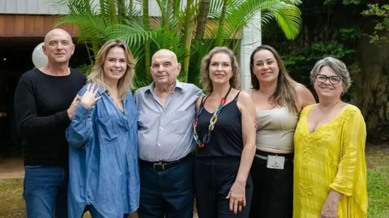 Ana Paula Renault e os irmãos ao lado do pai, Gerardo
