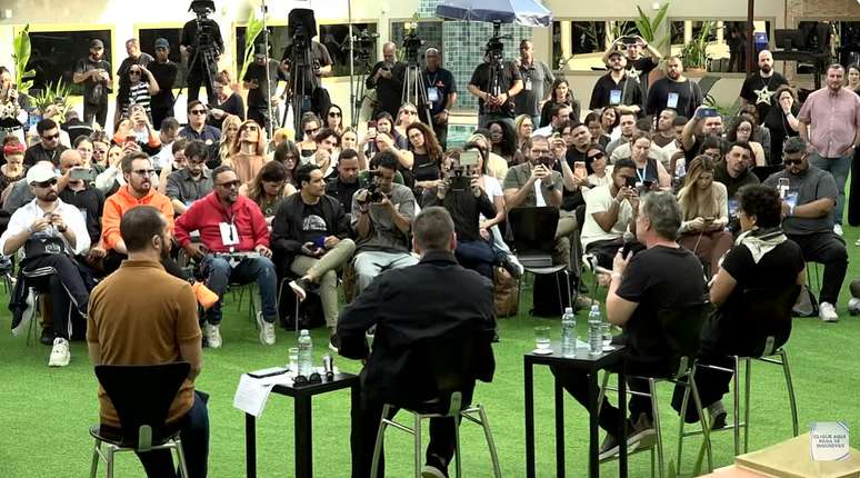 Dezenas de jornalistas e youtubers/influencers participaram do encontro no cen&aacute;rio de 'A Casa do Patr&atilde;o'