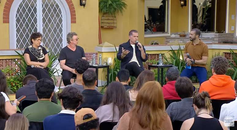 A produtora executiva, Ana Schmidt, o diretor, Boninho, o apresentador, Leandro Hassum, e o diretor de comunica&ccedil;&atilde;o da Record, Gilson Silveira, na coletiva