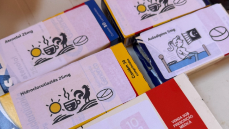 Adesivos s&atilde;o colados nas caixas de rem&eacute;dios