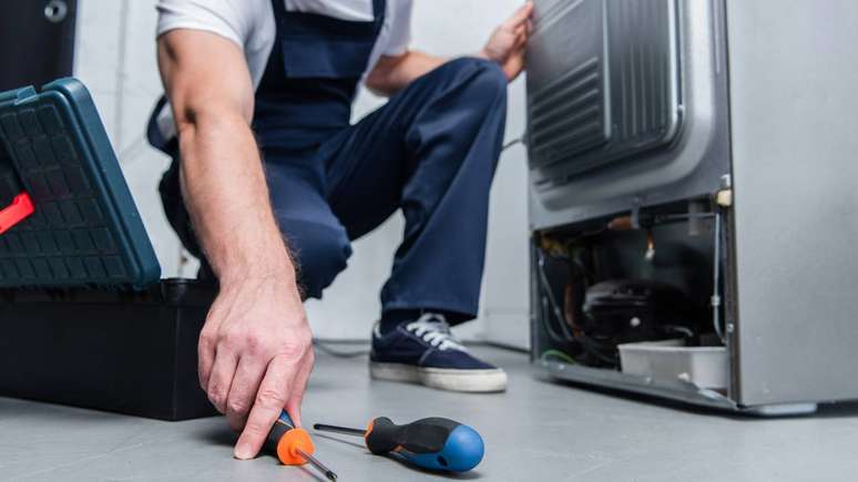 A decis&atilde;o entre consertar ou substituir passa por tr&ecirc;s fatores principais: idade do aparelho, valor do reparo e consumo de energia &ndash; depositphotos.com / VitalikRadko