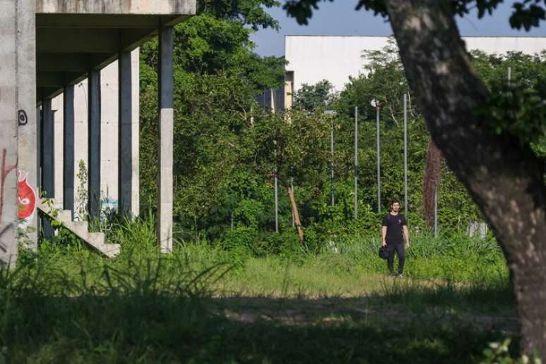 C&acirc;mpus do Fund&atilde;o da UFRJ, no Rio, tomado por vegeta&ccedil;&atilde;o.