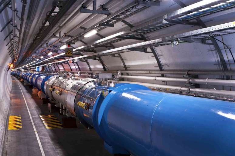 No LHC, &iacute;m&atilde;s desviam feixes de pr&oacute;tons ao redor de um t&uacute;nel de 27 km de comprimento, constru&iacute;do sob a fronteira franco-su&iacute;&ccedil;a. Cern