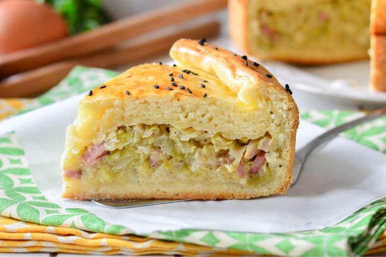 Torta de liquidificador de repolho com bacon 