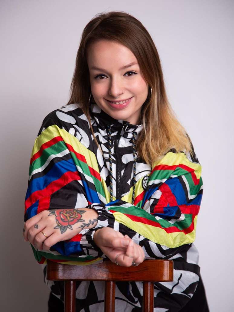 Ta&iacute;s Feij&oacute;. Mulher branca.