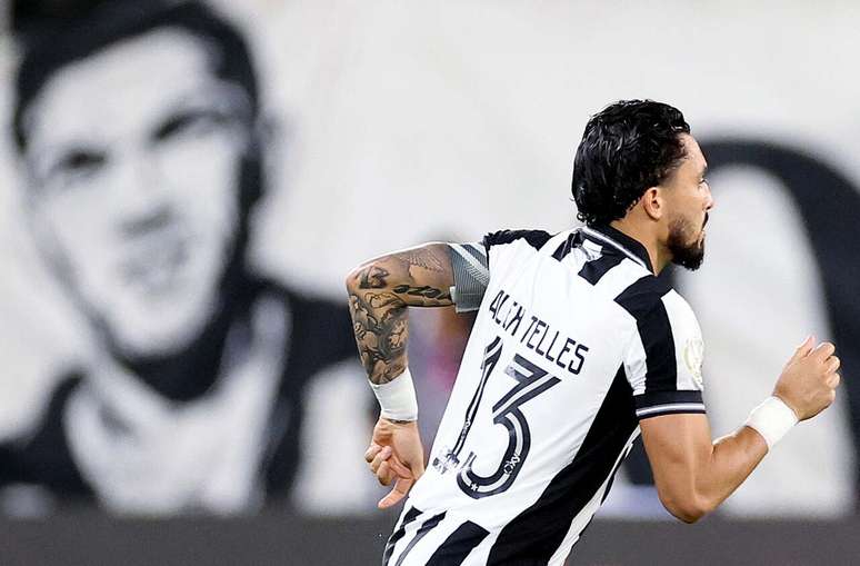 J&aacute; no fim, Alex Telles tirou o zero do placar contra a Chapecoense &ndash;