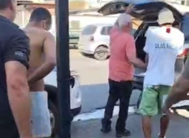 ఒక వృద్ధ మహిళపై స్త్రీ హత్యకు పాల్పడి, మృతదేహాన్ని దాచడానికి బాక్స్ స్ప్రింగ్ బెడ్‌ను ఉపయోగించారనే అనుమానంతో డుయోను అరెస్టు చేశారు