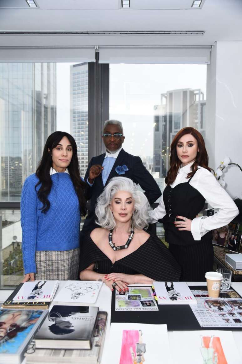 'O Diabo Veste Prada - Um Novo Musical' tem Cl&aacute;udia Raia como Miranda Priestly, Myra Ruiz como Andy Sachs, Bruna Guerin no papel de Emily Charlton, e Maur&iacute;cio Xavier como Nigel Kipling. A dire&ccedil;&atilde;o art&iacute;stica &eacute; de Jos&eacute; Possi Neto.