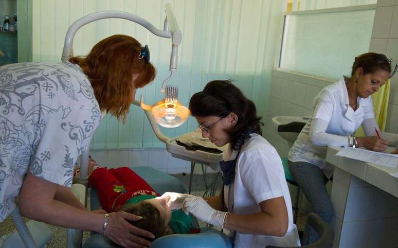 Dentista atende crian&ccedil;a ucraniana em Cuba; pacientes recebiam tratamento m&eacute;dico, dent&aacute;rio e psicol&oacute;gico