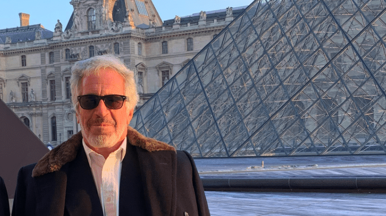 Jeffrey Epstein, em frente ao Museu do Louvre, em Paris, usou o Eurostar para o transporte de mulheres entre Londres e a capital francesa