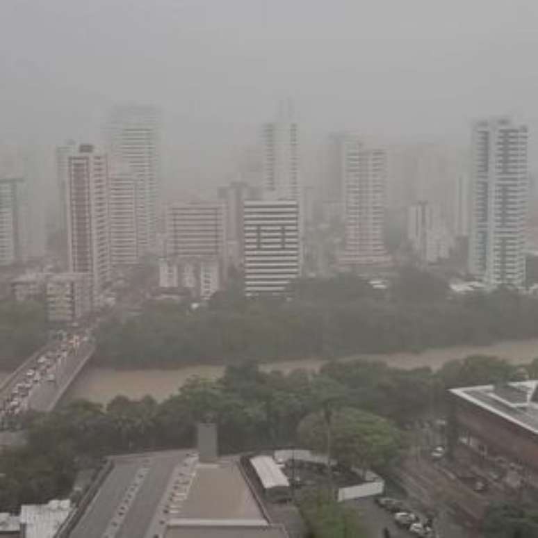 Cidade do Recife em dia de chuva.