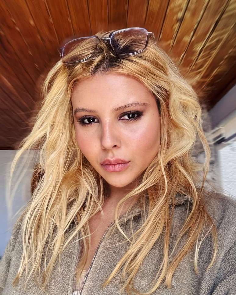 Vic Brow. Mulher branca.