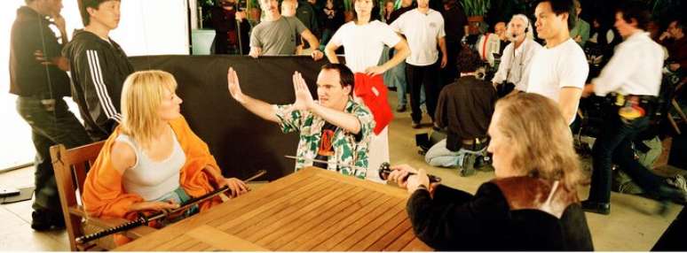 Tarantino dirige Uma Thurman em 'Kill Bill', um dos maiores sucessos de sua carreira