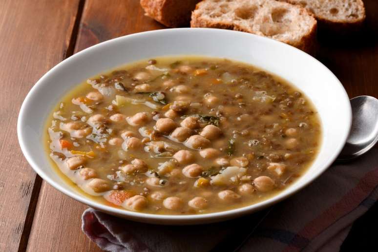 Sopa de lentilha e gr&atilde;o-de-bico 