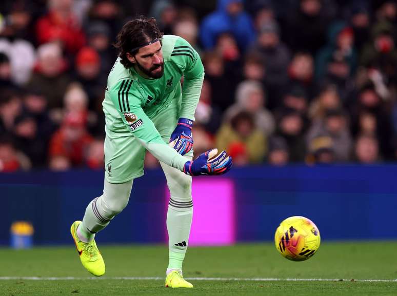 Alisson durante partida do Liverpool 