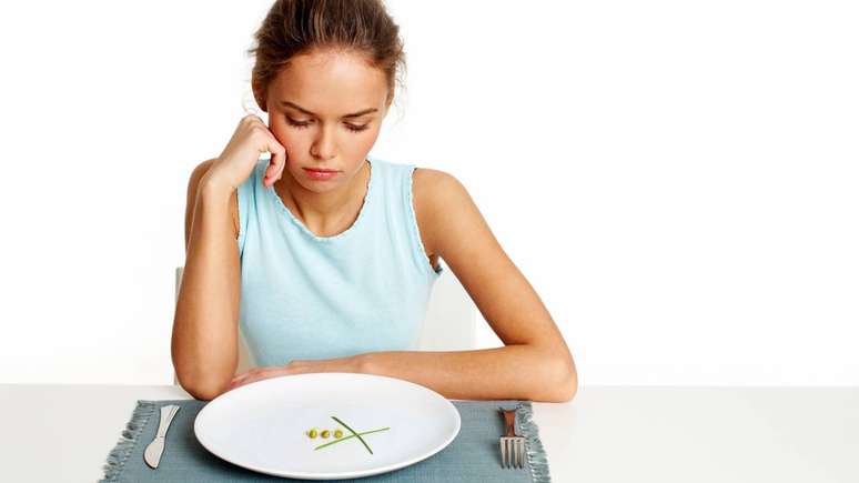 Diferenciar fome fisiol&oacute;gica de fome emocional pode parecer complicado no in&iacute;cio, mas alguns sinais ajudam nessa avalia&ccedil;&atilde;o di&aacute;ria &ndash; depositphotos.com / pressmaster