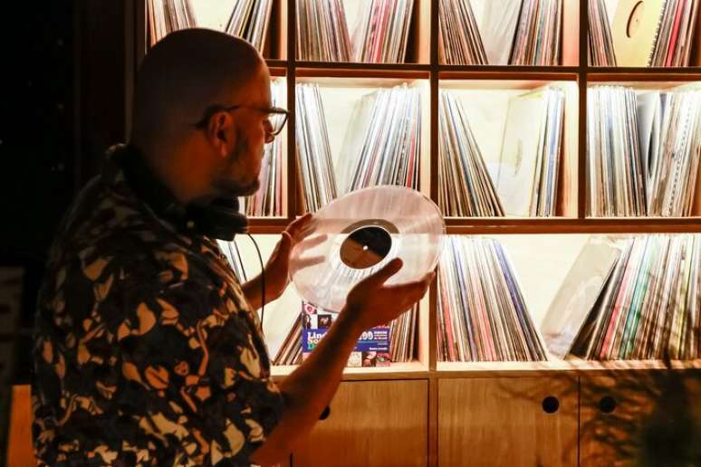 Escolha dos DJs para o repert&oacute;rio da noite, sempre com vinil, no Domo, na Vila Buarque