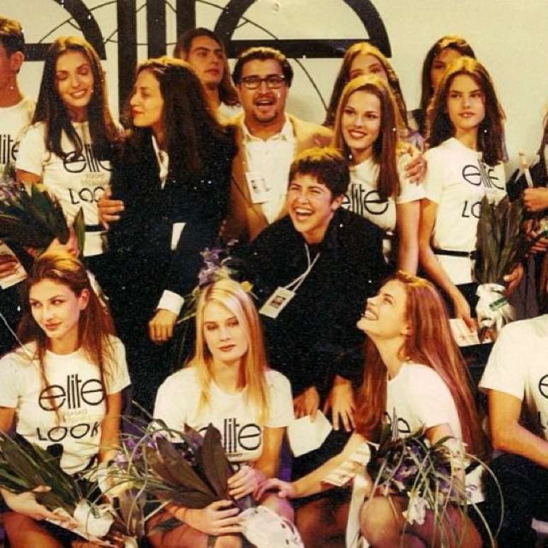 Gisele B&uuml;ndchen (agachada &agrave; esquerda) e Alessandra Ambr&oacute;sio (em p&eacute; &agrave; direita) &ndash;