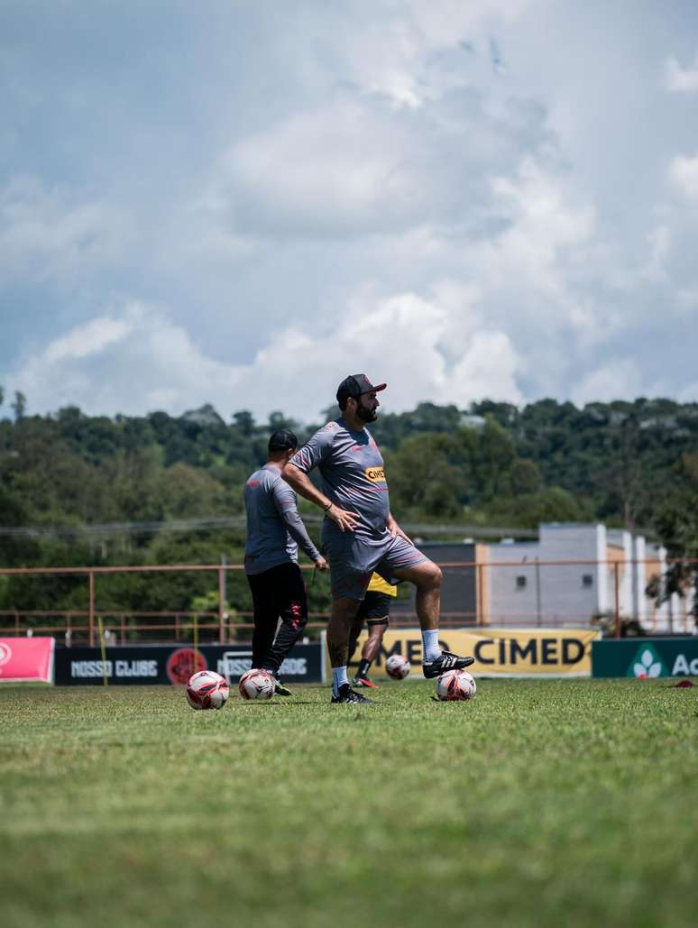 Danilo no CT do Pouso Alegre comandando o treino &ndash; Divulga&ccedil;&atilde;o / Pouso Alegre