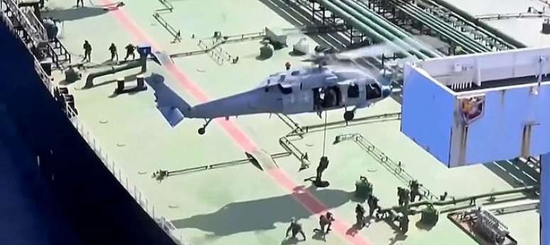 Militares americanos tomam petroleiro iraniano no Estreito de Ormuz.