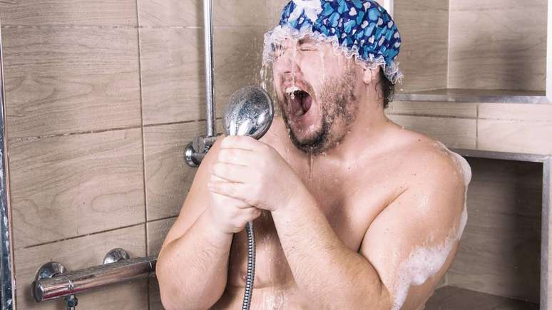 Do ponto de vista ac&uacute;stico, o banheiro filtra a forma como a voz &eacute; percebida. As superf&iacute;cies duras amplificam principalmente as frequ&ecirc;ncias mais baixas, que d&atilde;o sensa&ccedil;&atilde;o de corpo e calor ao som &ndash; depositphotos.com / vladorlov