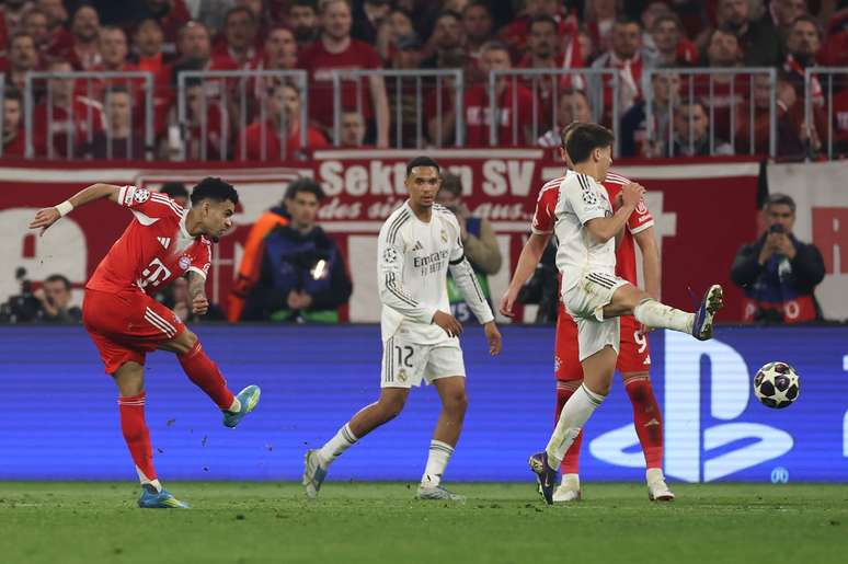 Luis D&iacute;az marcando um dos gols do Bayern de Munique na vit&oacute;ria sobre o Real Madrid 