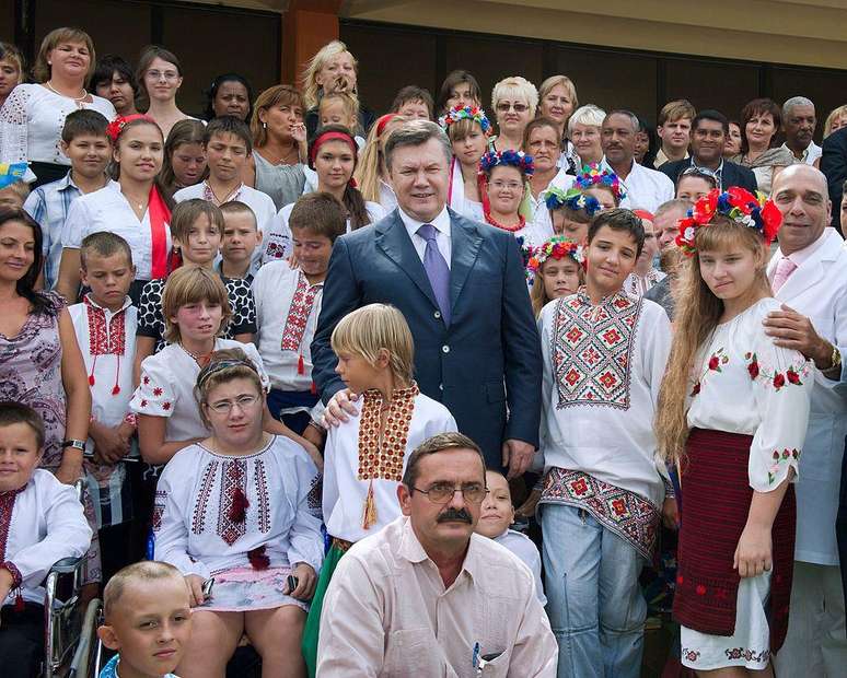 O ex-presidente da Ucr&acirc;nia &eacute; retratado rodeado de crian&ccedil;as que participaram do programa 'Crian&ccedil;as de Chernobyl'