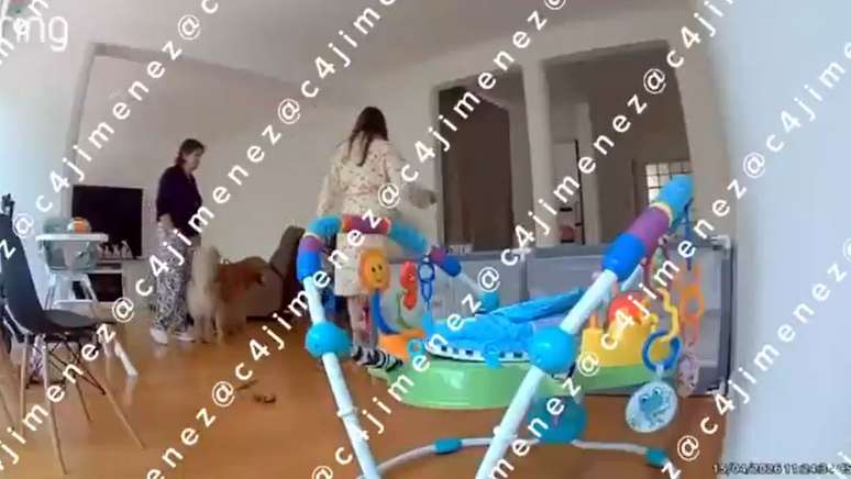 C&acirc;mera de seguran&ccedil;a mostrou &uacute;ltimos momentos de Carolina com vida, antes de sogra atirar contra ela