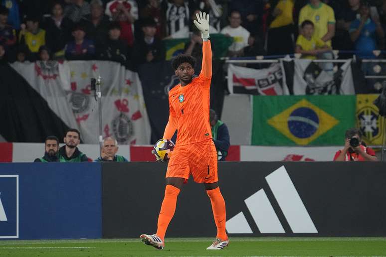 Hugo Souza em jogo contra o Jap&atilde;o