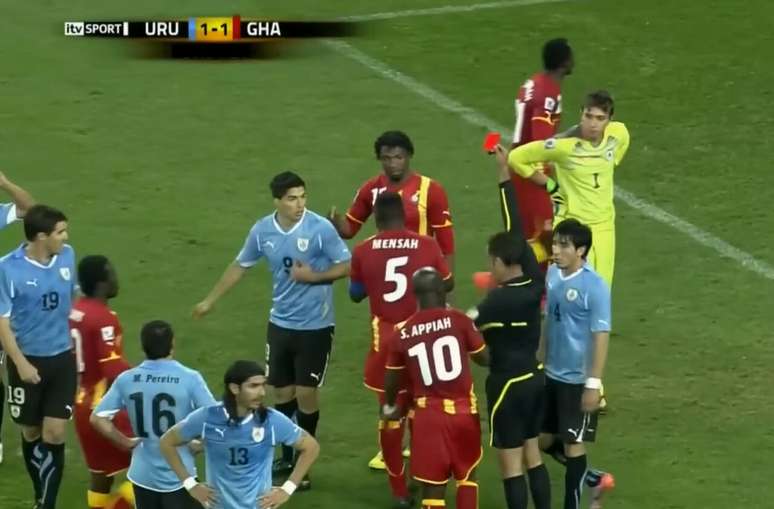 2010 உலகக் கோப்பையில் உருகுவேக்கு எதிராக Gnaa ஒரு வரலாற்றுப் போட்டியில் விளையாடியது –