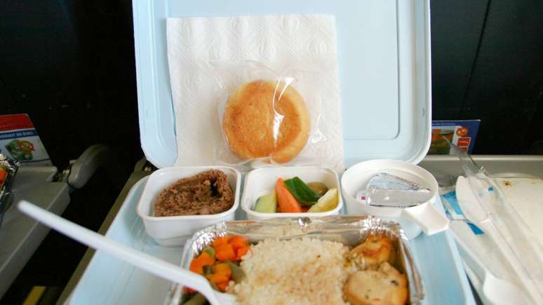 Se a comida parece sem gra&ccedil;a no avi&atilde;o, n&atilde;o &eacute; impress&atilde;o &mdash; &eacute; ci&ecirc;ncia em a&ccedil;&atilde;o &ndash; depositphotos.com / Nomadsoul1