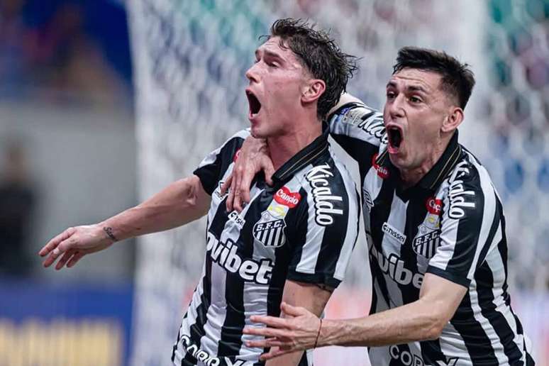 Rollheiser comemora gol no empate do Santos contra o Bahia