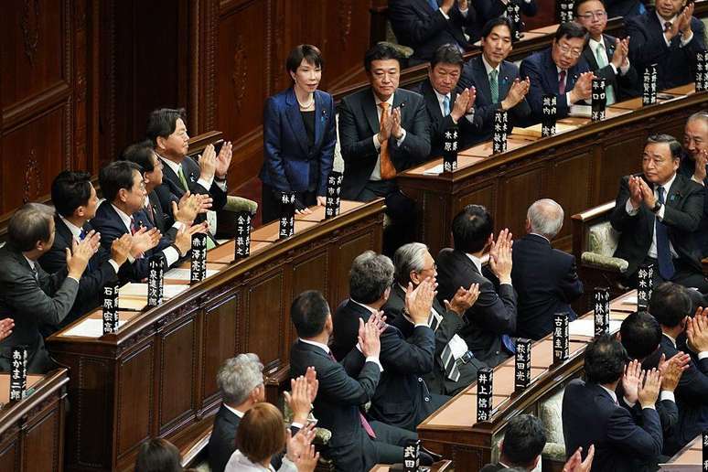 O Parlamento japon&ecirc;s 'reelegeu' formalmente Sanae Takaichi como primeira-ministra no dia 18 de fevereiro de 2026, ap&oacute;s as elei&ccedil;&otilde;es antecipadas