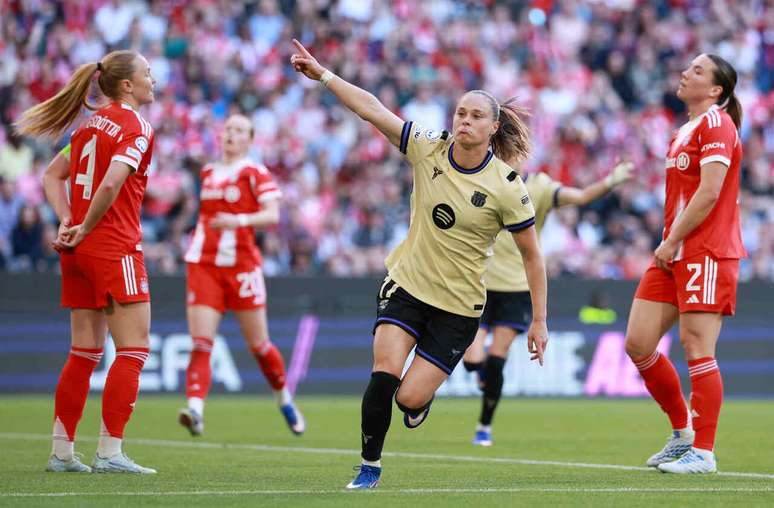 Ewa Pajor, do Barcelona, celebra gol no empate diante do Bayern, na Alemanha &ndash;