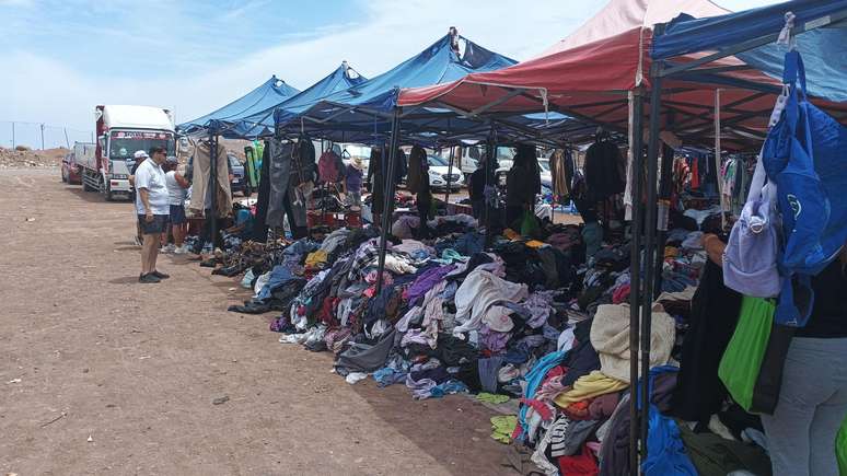 Grande parte das roupas de segunda m&atilde;o s&atilde;o vendidas em um mercado a c&eacute;u aberto no norte do Chile