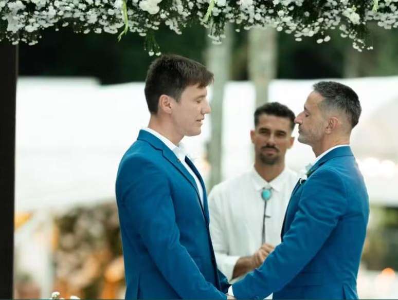 Felipe Suhre durante a cerim&ocirc;nia de casamento com Erick Andrade