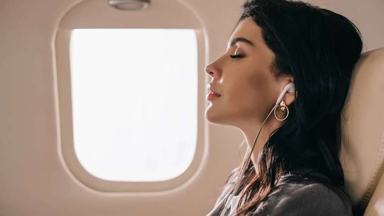 Mais do que prefer&ecirc;ncia, escolher a janela &eacute; tamb&eacute;m uma forma de buscar privacidade, estabilidade e um ponto de refer&ecirc;ncia no c&eacute;u &ndash; depositphotos.com / AndrewLozovyi