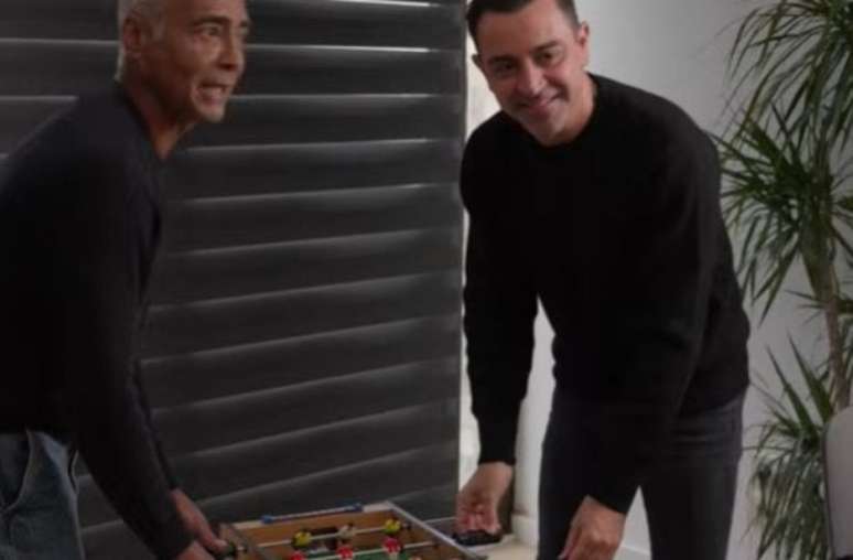 Reprodu&ccedil;&atilde;o de V&iacute;deo - Legenda: Xavi concedeu entrevista a Rom&aacute;rio em programa no Youtube