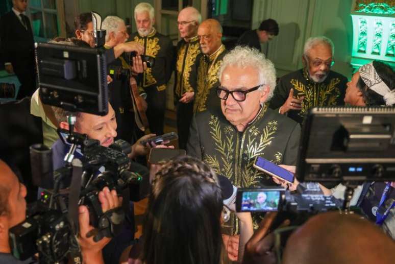 Minutos antes da posse na cadeira seis da ABL, o escritor amazonense Milton Hatoun conversou com jornalistas