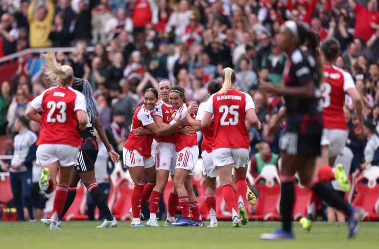 Jogadoras do Arsenal comemoram o primeiro gol na vit&oacute;ria sobre o Lyon &ndash;