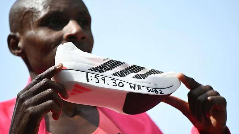 Sawe se tornou o primeiro ser humano a correr oficialmente uma maratona abaixo de duas horas