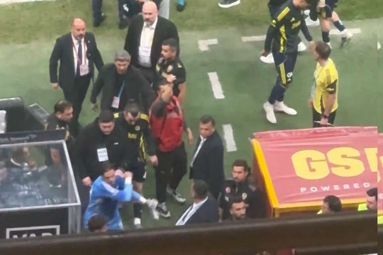 Ederson soca a cabine do VAR durante derrota para o Galatasaray &ndash;