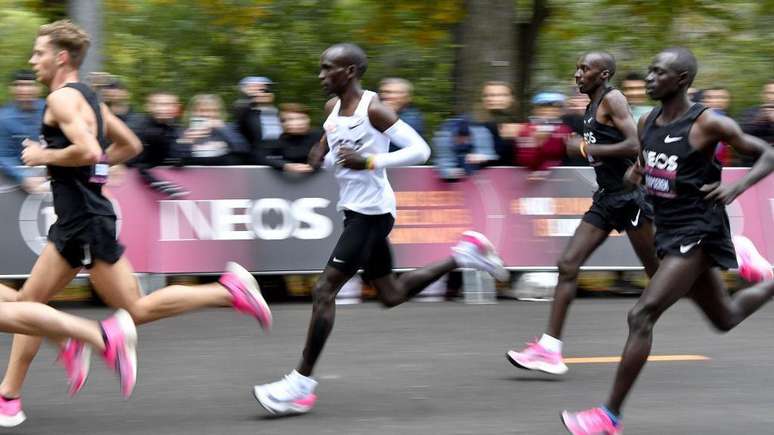 A corrida de Kipchoge abaixo de duas horas em 2019 n&atilde;o &eacute; oficialmente reconhecida porque ocorreu em condi&ccedil;&otilde;es n&atilde;o encontradas em competi&ccedil;&otilde;es normais