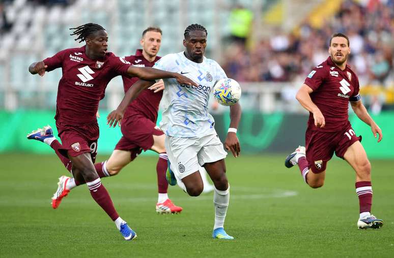 Yoan Bonny, da Internazionale trava disputa de bola Alieu Eybi Njie, do Torino, durante jogo deste domingo (26) no Est&aacute;dio Ol&iacute;mpico de Turim &ndash;