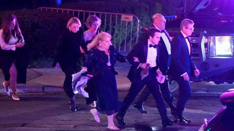 Participantes do jantar saem &agrave;s pressas