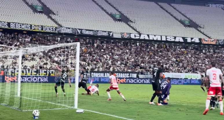 Rafa Silva (ao fundo, de vermelho, no ch&atilde;o) d&aacute; um voleio acrob&aacute;tico para fazer o gol que define o 3 a 3 entre o seu Vila Nova e o Cear&aacute;. Reprodu&ccedil;&atilde;o de v&iacute;deo Instagram Vila Nova FC